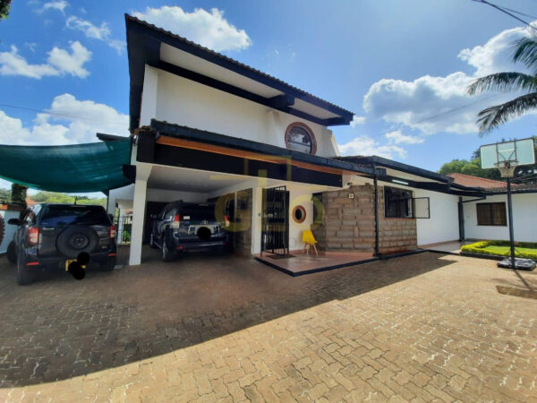 4 Bedroom Prime Family Home with Pool
